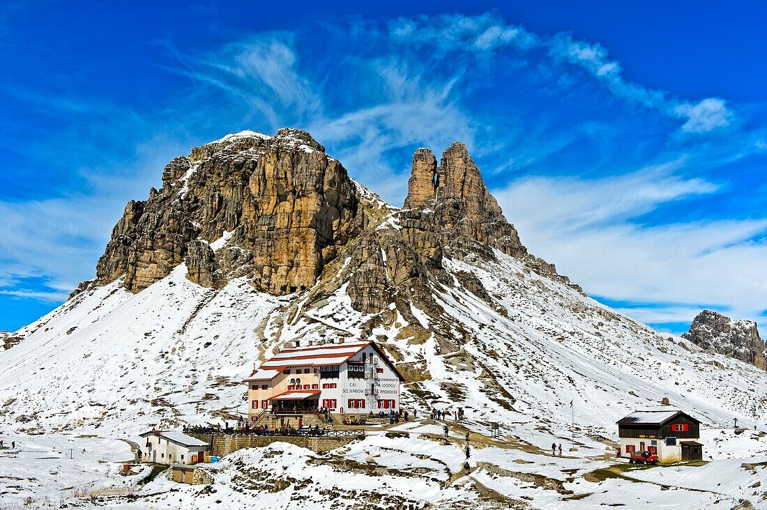 Dreizinnenhütte, Rifugio Locatelli hut, in front of the snow-covered peak Sextener Stein and Tower of Toblin, Torre di Toblin, Sesto Dolomites, South Tyrol, Trentino-Alto Adige, Italy.