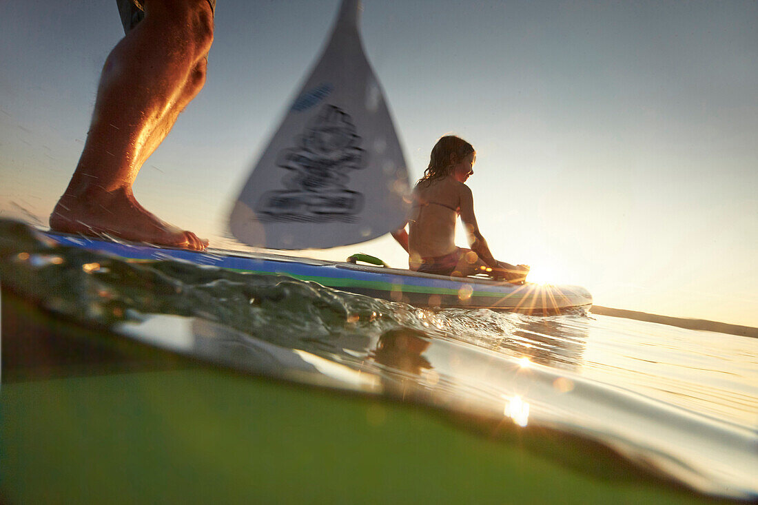 SUP  Fahrer auf dem Starnberger See , Vater und Tochter, SUP, Starnberger See, Bayern, Deutschland