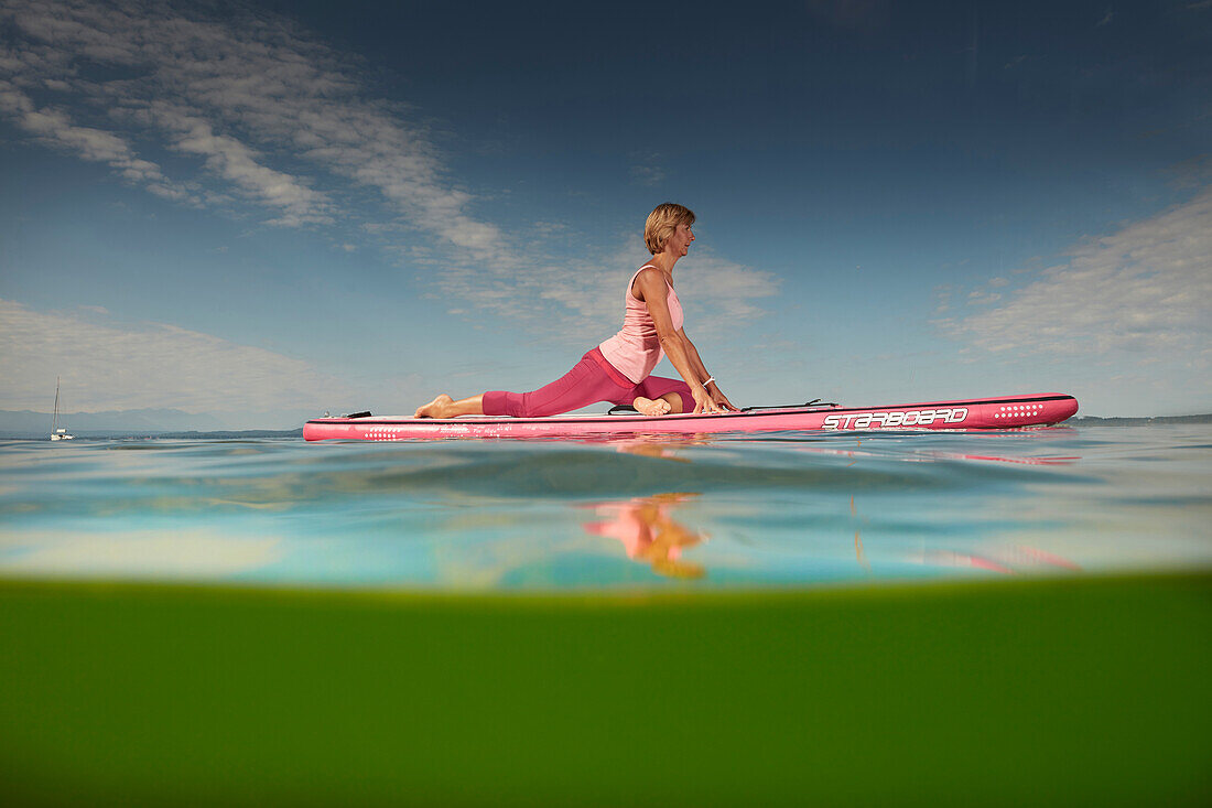 Yogatrainerin auf SUP Board , Yoga; SUP; Stand Up Paddleboard; Starnberger See, Bayern, Deutschland