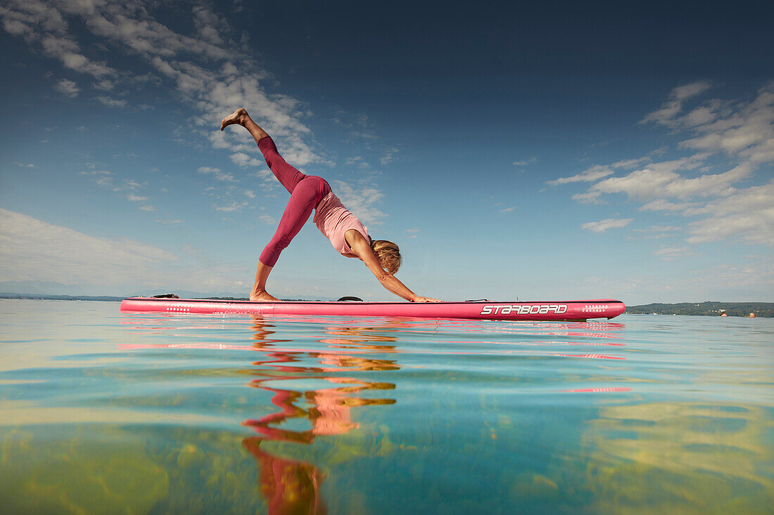 Yogatrainerin auf SUP Board , Yoga; SUP; Stand Up Paddleboard; Starnberger See, Bayern, Deutschland