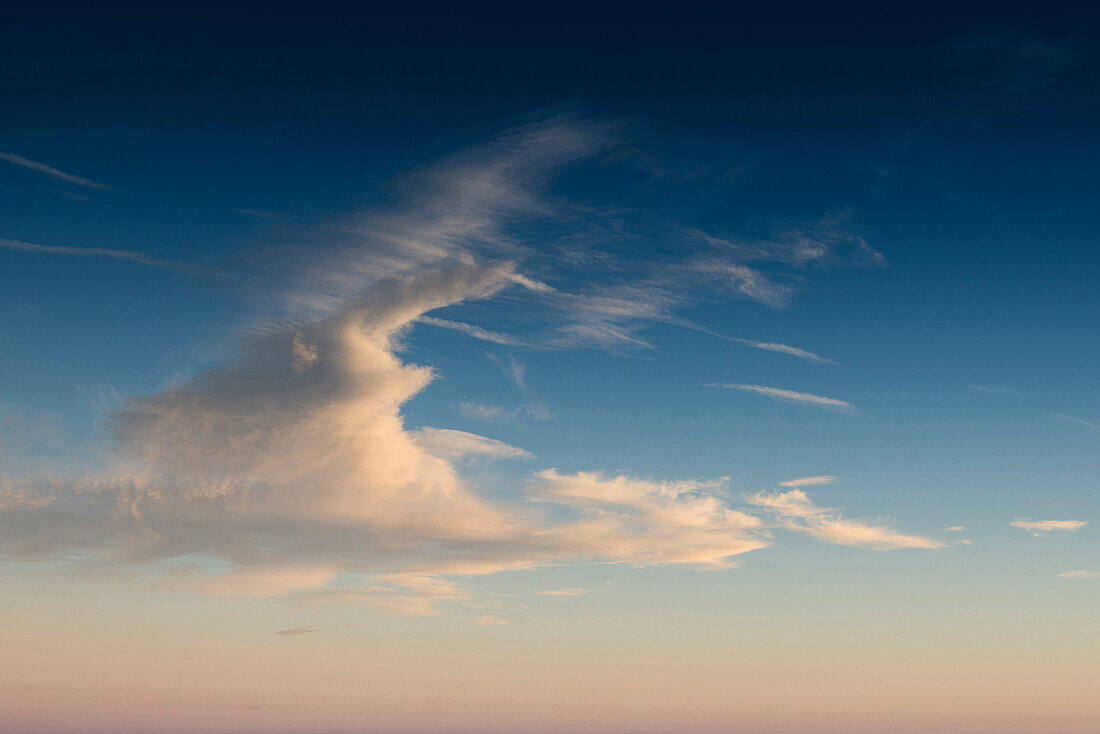 Cirrus-Wolken und blauer Himmel, abends, Cirrus