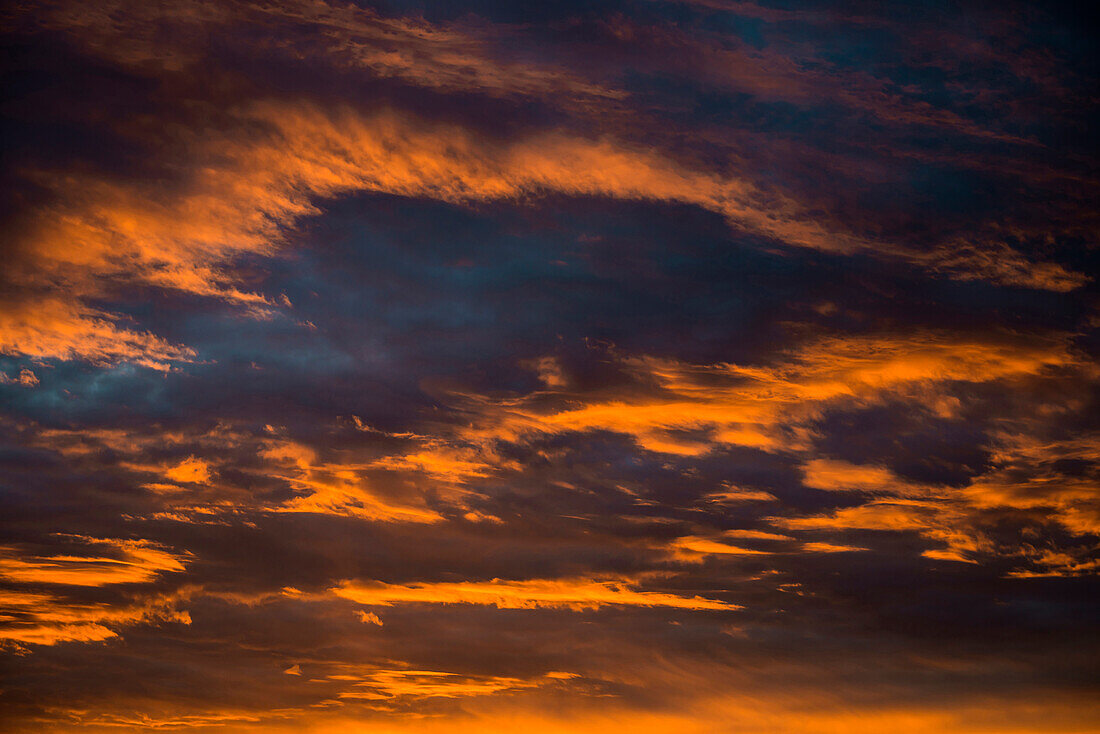 Sonnenuntergang mit rot angestrahlte Wolken