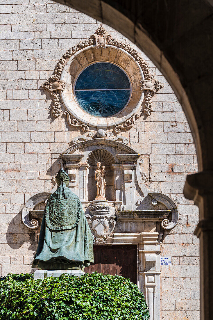 Innenhof, Kloster Lluc, Basilica De La Mare De Deu,  Statue Bischof Pere-Joan Campins, Lluc, Tramuntana Gebirge, Mallorca, Spanien