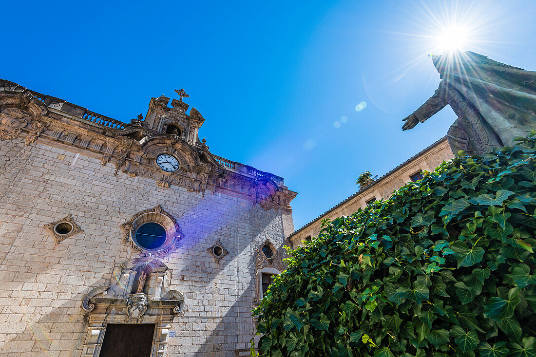 Innenhof, Kloster Lluc, Basilica De La Mare De Deu,  Statue Bischof Pere-Joan Campins, Lluc, Tramuntana Gebirge, Mallorca, Spanien