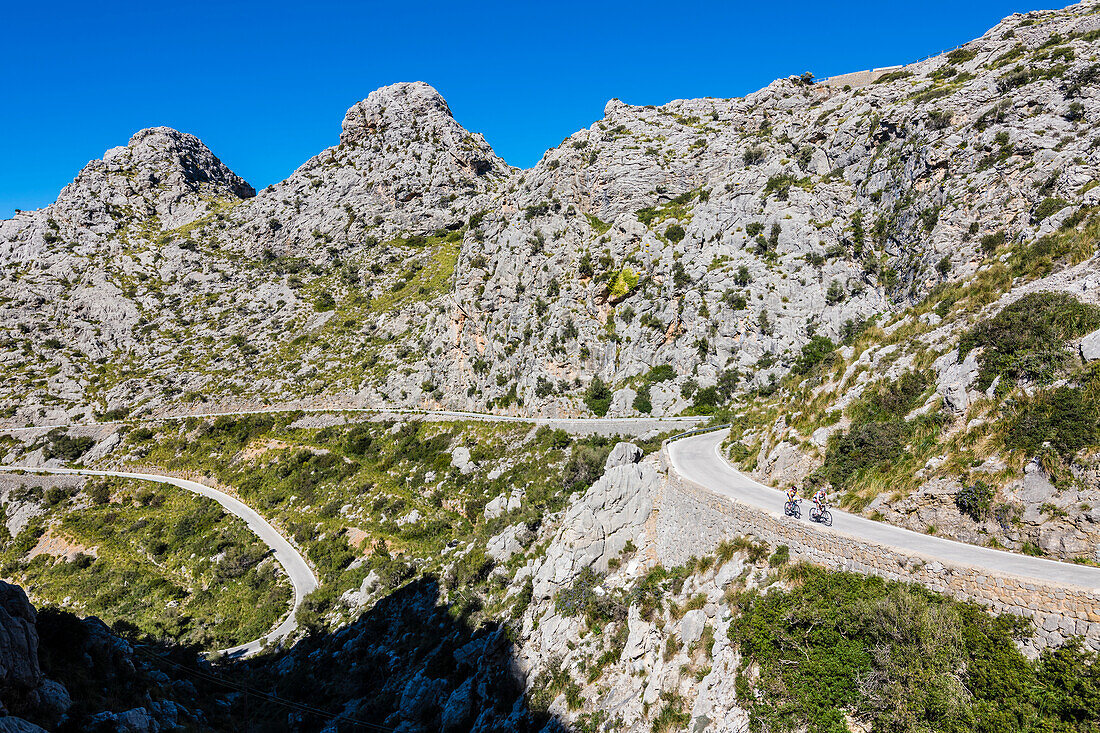 Radfahrer auf der berühmten Serpentinenstrasse die zum Torrent de Pareis führt, Sa Calobra, Tramuntana Gebirge, Mallorca, Spanien