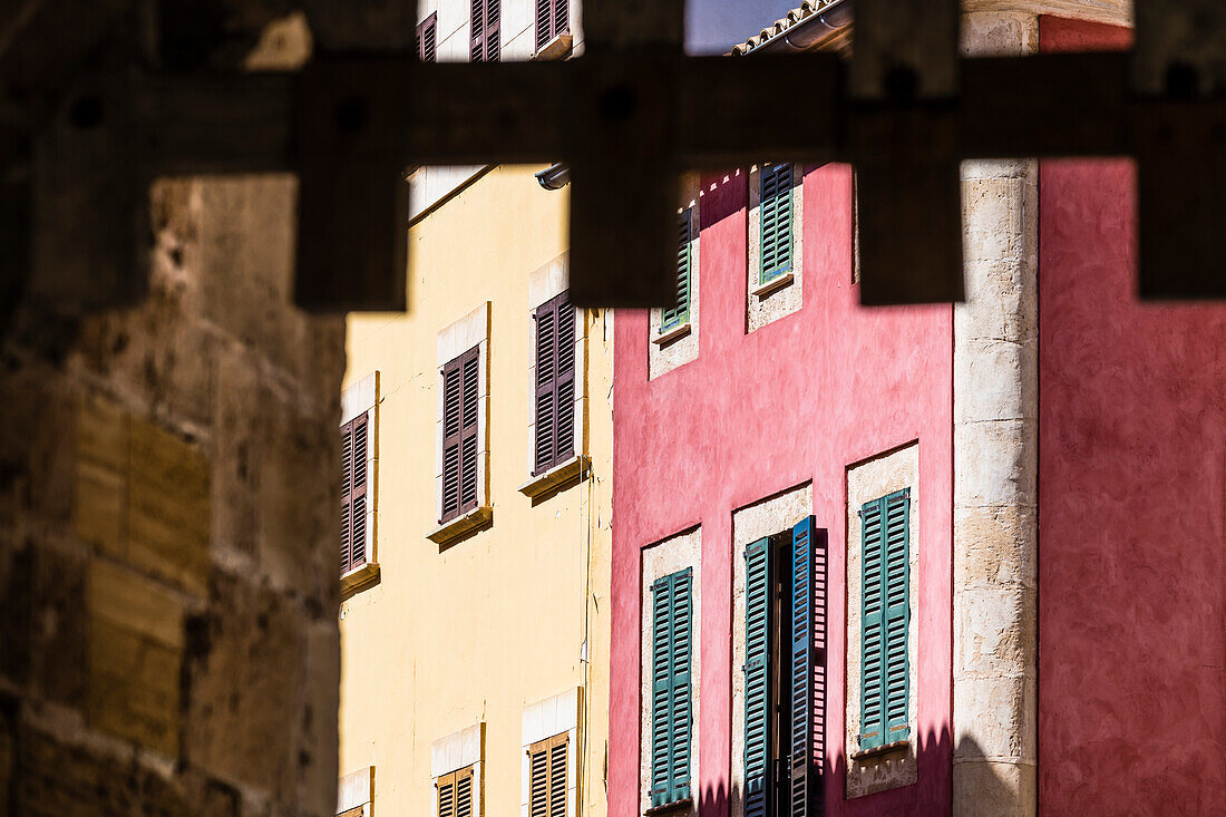 Blick durch das Stadttor in die Altstadt, Alcudia, Mallorca, Spanien