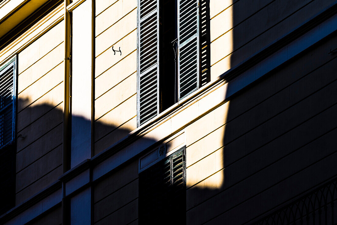 Fassade im Sonnenlicht, Herrenhaus, Altstadt, Palma de Mallorca, Mallorca, Spanien
