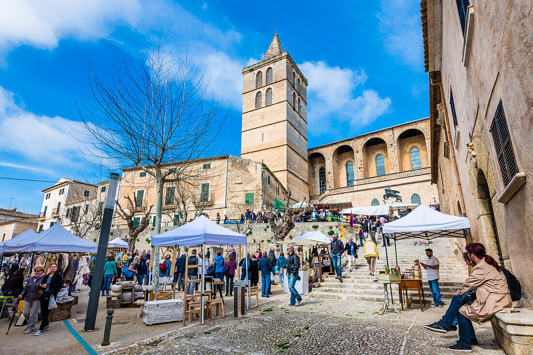 Weekly market around the parish church Nuestra Senyora de los Angeles, Sineu, Mallorca, Spain