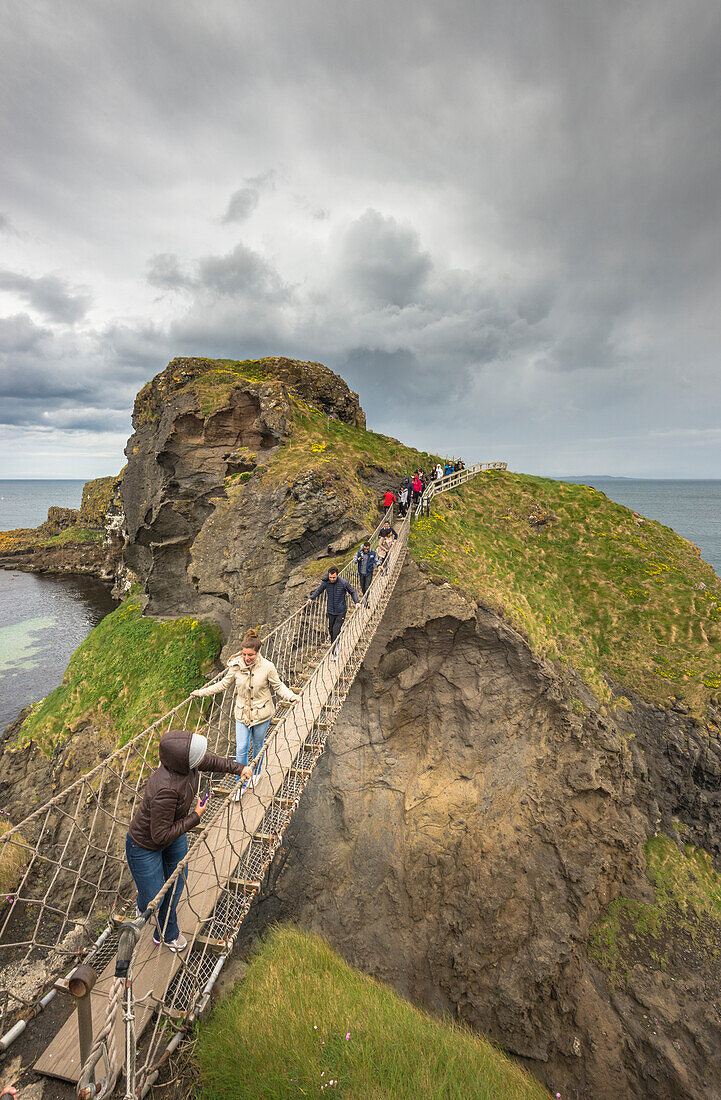 The Carrick a Rede Rope Bridge, Northern … – License image – 71219115 ❘  lookphotos