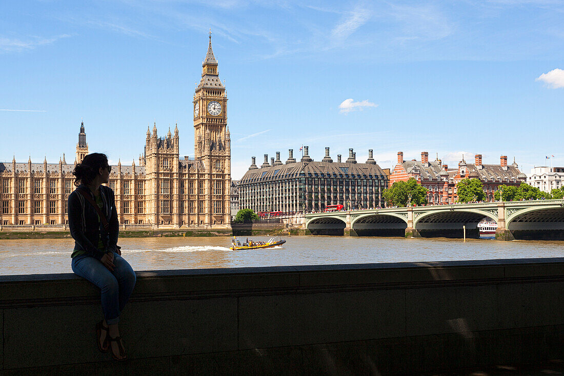 A tourist in front of Westminster Palace, Westminster, London, Great Britain, UK
