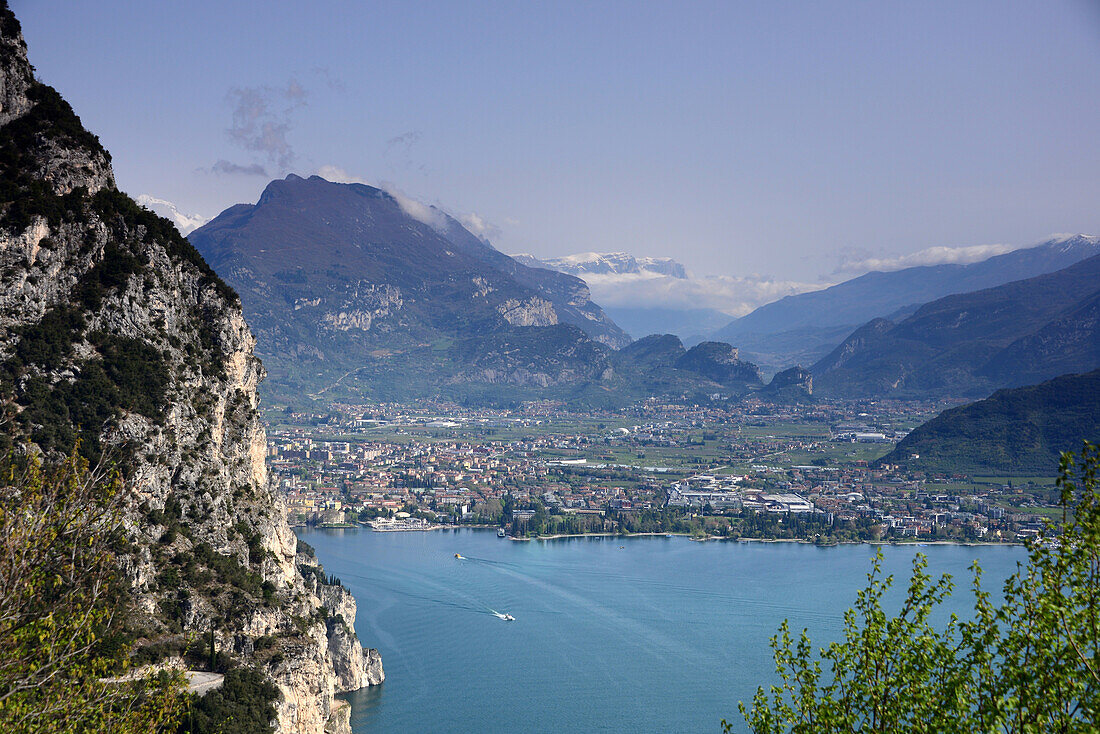 Blick von der Westuferstraße vor Riva auf das Nordufer, Gardasee, Trentino, Italien