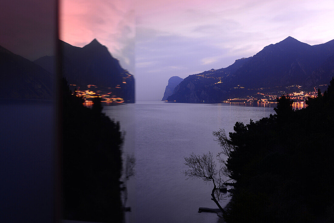 Spiegelung am Abend bei Limone, Nördlicher Gardasee, Lombardei, Italien