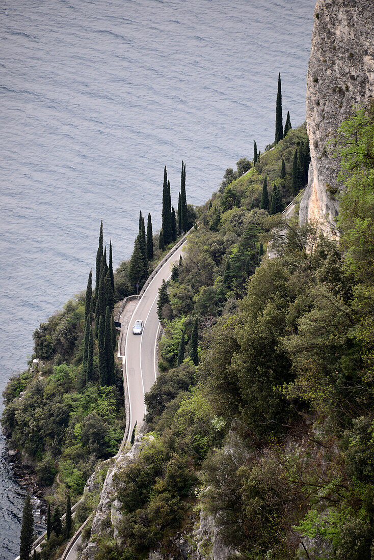 Küstenstraße, Blick von Pieve im Tremosine über den Gardasee, Westufer, Lombardei, Italien