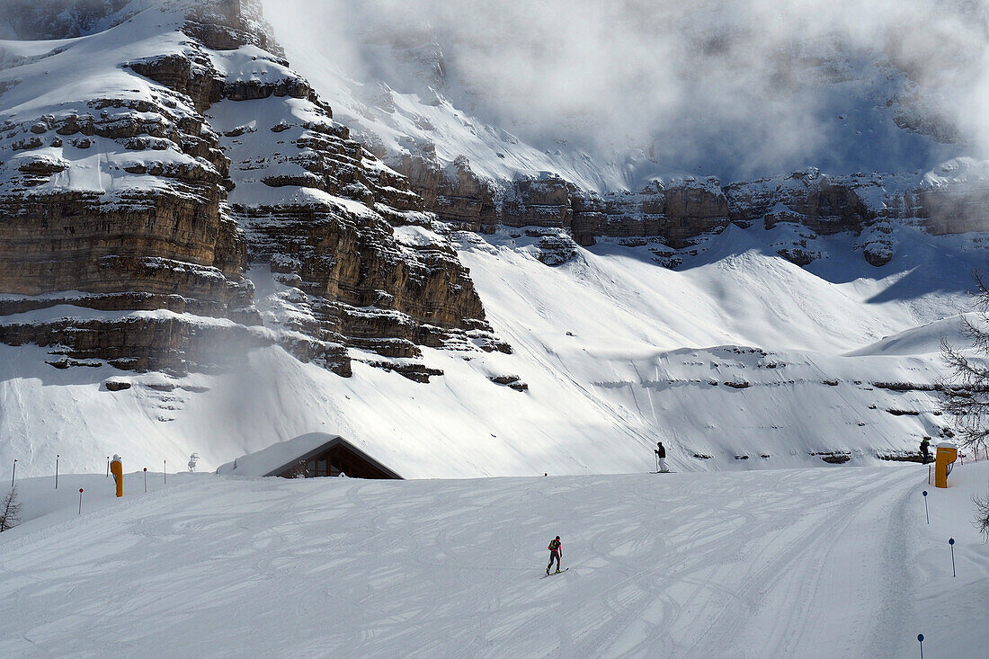 im Skigebiet Groste über Madonna di Campilio in den Brenta-Dolomiten, Winter im Trentino, Italien