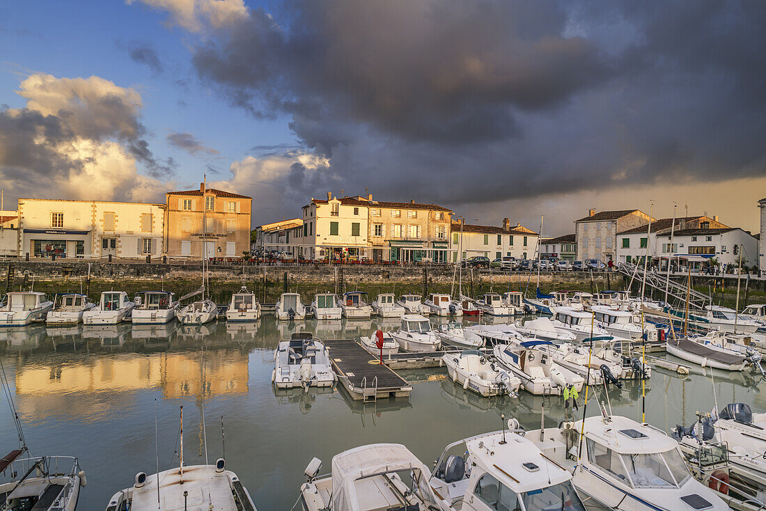 Hafen von La Flotte, Sonnenuntergang, Restaurants , Boote,  Ile de Re, Nouvelle-Aquitaine, franzoesische Westkueste, Frankreich