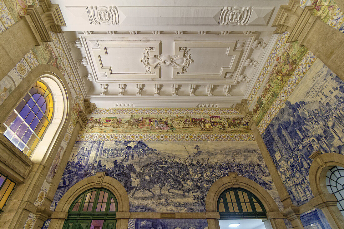 Sa Benta, Hauptbahnhof, Innenaufnahme, Azulejos, kunstvoll bemalte Wandfliesen,  Porto, Portugal