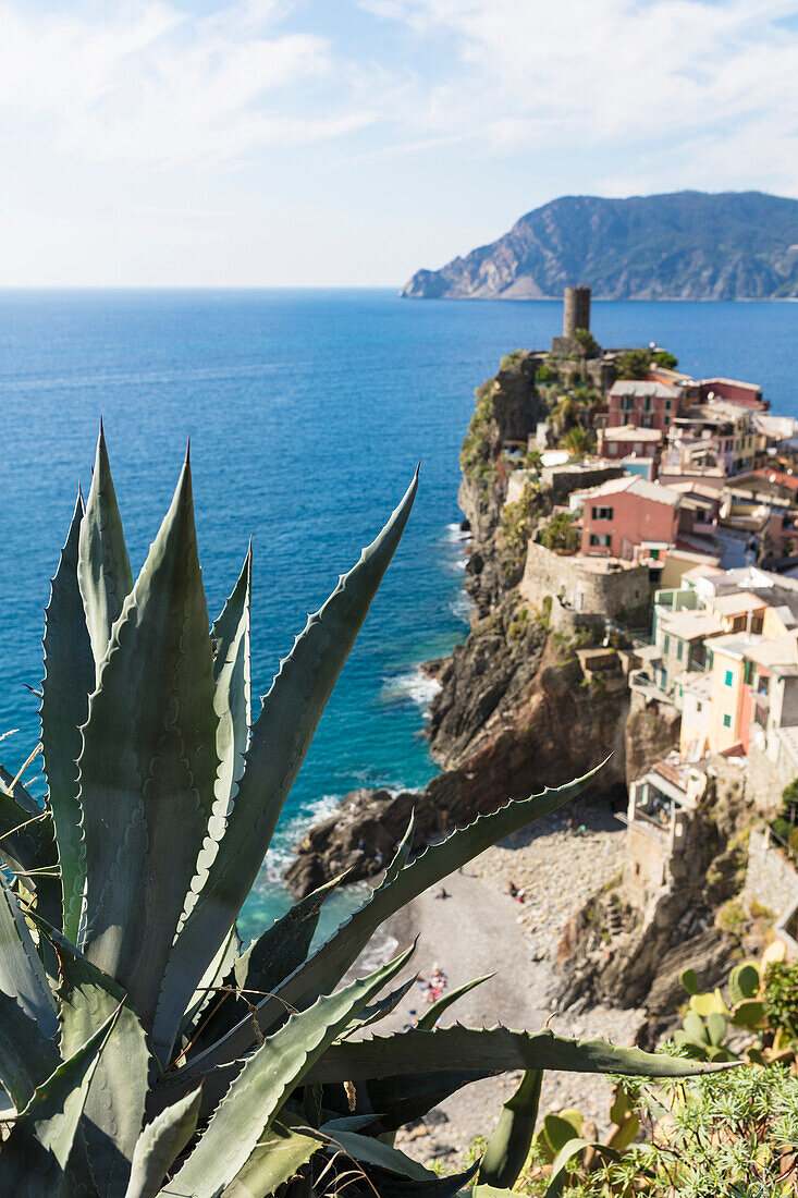 Village and castle on promontory, Vernazza, Cinque Terre, province of La Spezia, Liguria, Italy
