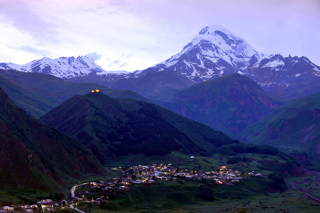 Blick auf Kazbegi mit Berg Kazbek an der Heerstraße im Grossen Kaukasus, Georgien