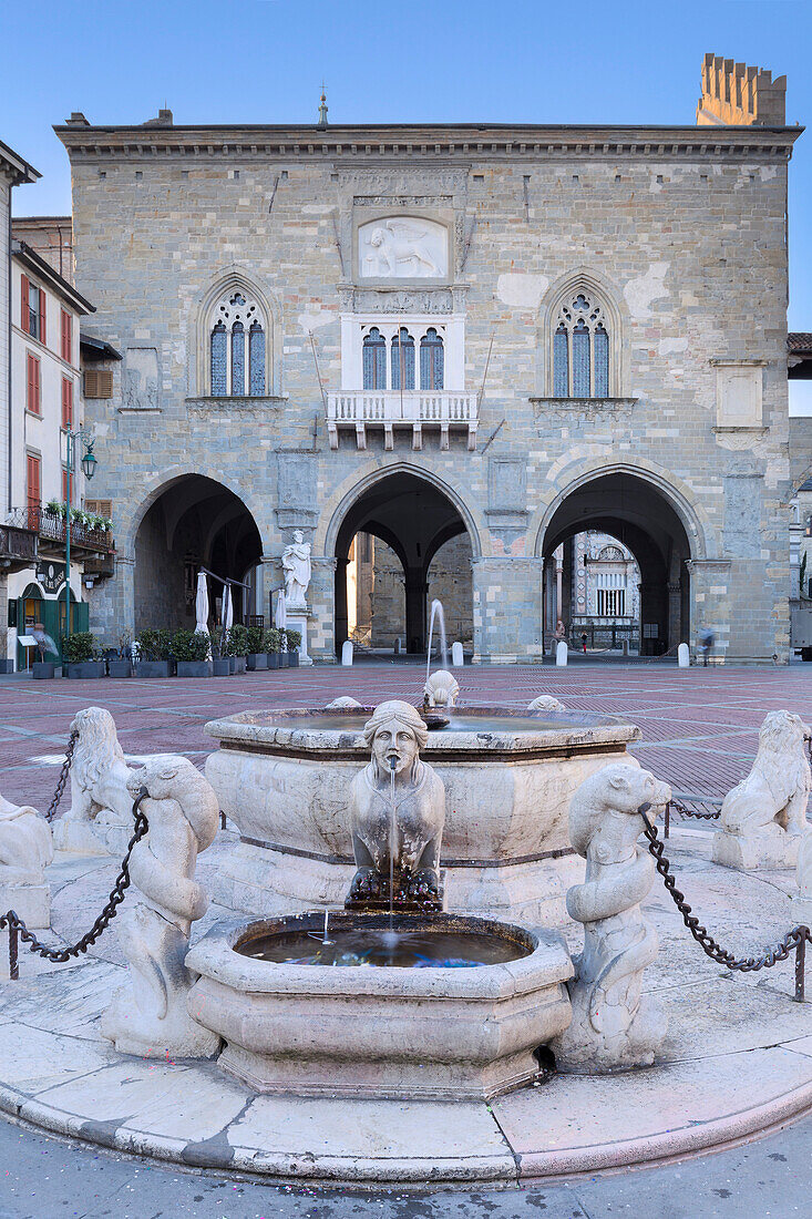 Fontana del Contarini and Palazzo della Ragione. Bergamo, Lombardy, Italy.