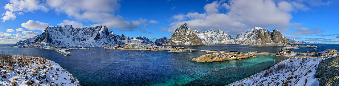 Panorama mit verschneiten Bergen mit Fischerhäuser und Hafen von Hamnoy, Hamnoy, Lofoten, Nordland, Norwegen