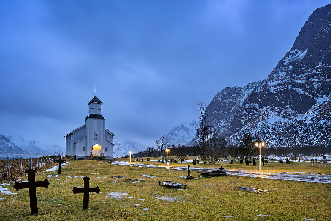 Kirche und Friedhof in Gimsoy bei Dämmerung, Gimsoy, Lofoten, Nordland, Norwegen