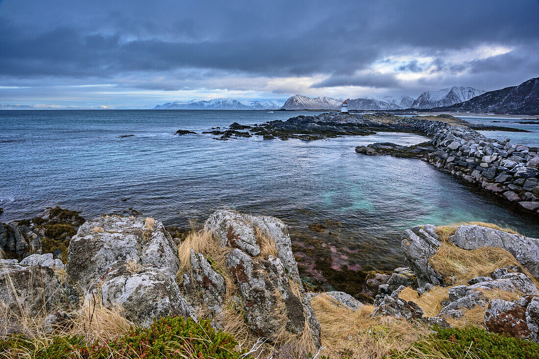 Wolkenstimmung am Strand von Gimsoy, Lofoten, Nordland, Norwegen