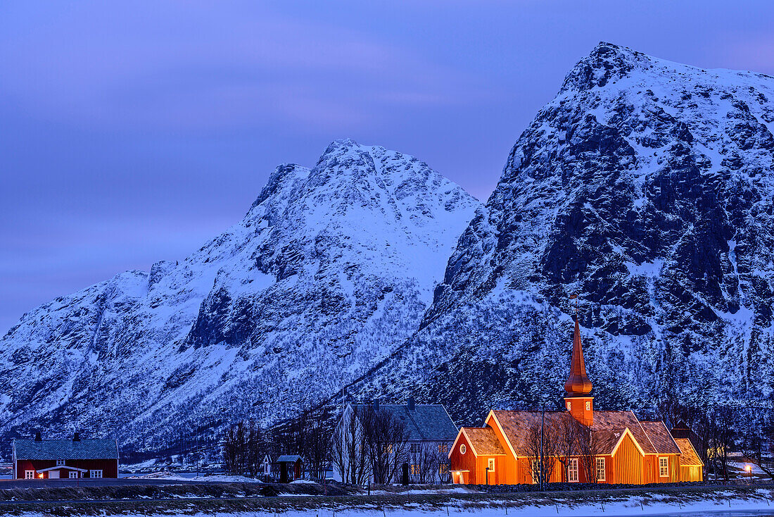 Beleuchtete Kirche von Flakstad, Flakstad, Lofoten, Nordland, Norwegen