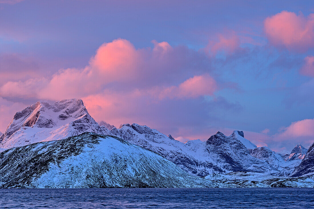 Wolkenstimmung über Flakstadoya, Lofoten, Nordland, Norwegen