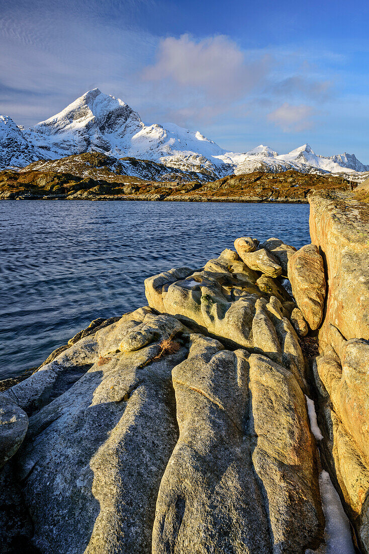Felsen am Strand mit Blick auf Moskenesoya, Lofoten, Nordland, Norwegen