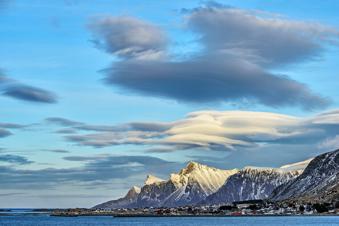 Wolkenstimmung über Ramberg, Lofoten, Nordland, Norwegen
