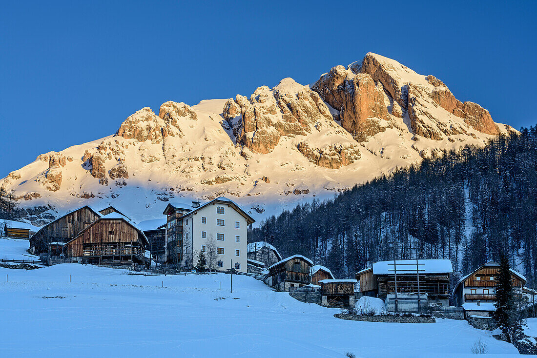 Houses of Campill with Peitlerkofel in background, Campill, Natural Park Puez-Geisler, UNESCO world heritage site Dolomites, Dolomites, South Tyrol, Italy