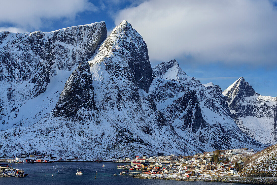 Snow-covered mountains with fisherman´s cabins and harbour of Hamnoy, Hamnoy, Lofoten, Nordland, Norway