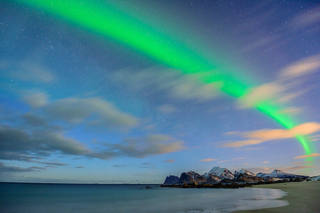 Strand mit Nordlicht und Sternhimmel, Polarlicht, Aurora borealis, Lofoten, Nordland, Norwegen