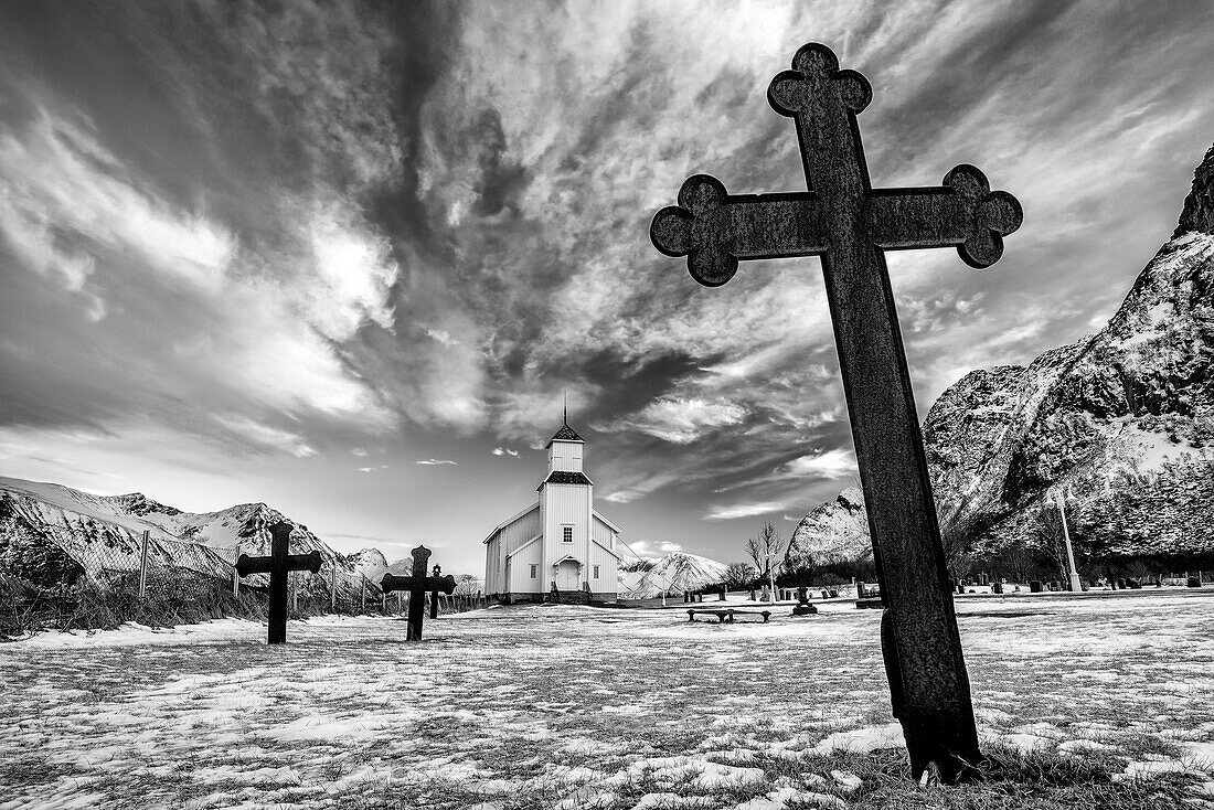 Kirche und Friedhof in Gimsoy bei Dämmerung, Gimsoy, Lofoten, Nordland, Norwegen