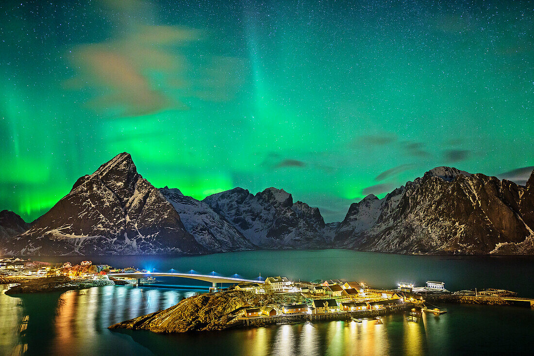 Inseln bei Hamnoy und beleuchtete Häusern mit Nordlicht und Sternhimmel, Polarlicht, Aurora borealis, Lofoten, Nordland, Norwegen