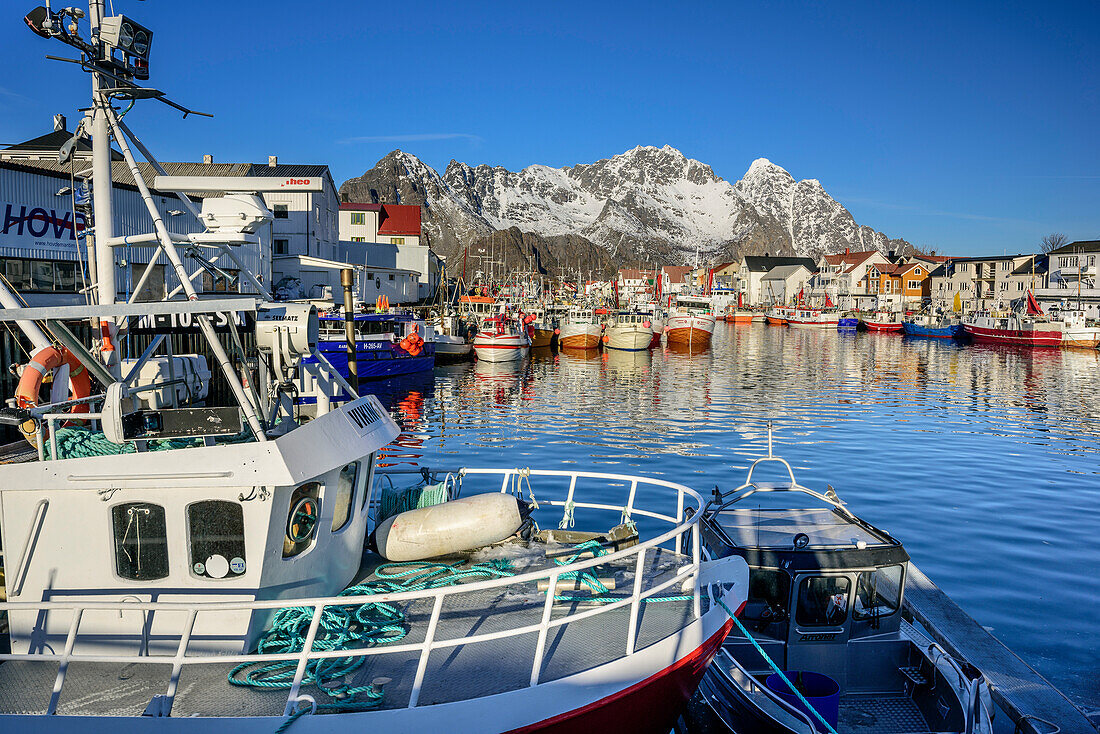 Hafen, Schiffe und Fischerhäuser in Henningsvaer, Lofoten, Nordland, Norwegen