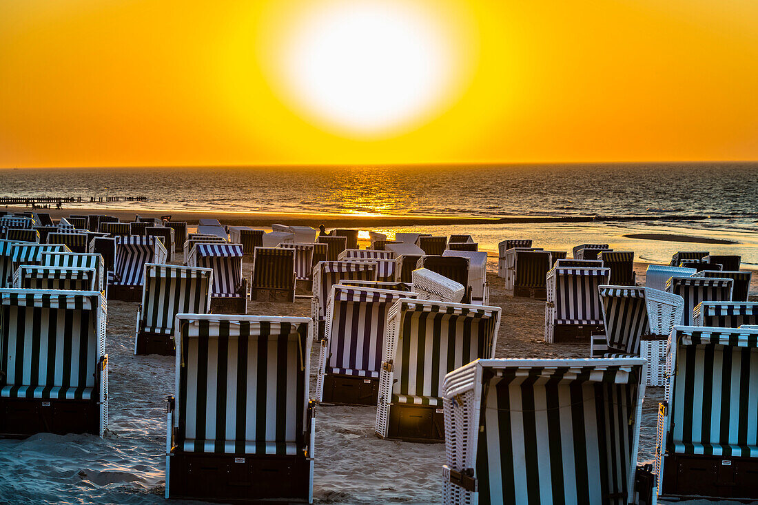 Strandkörbe im Sonnenuntergang, Wangerooge, Ostfriesland, Niedersachsen, Deutschland