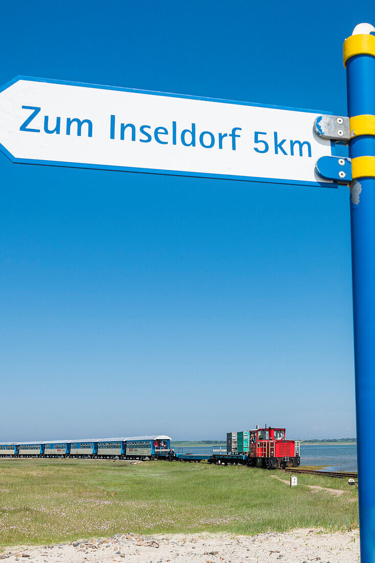 Inselbahn bei der Einfahrt zum Hafenanleger, Wangerooge, Ostfriesland, Niedersachsen, Deutschland