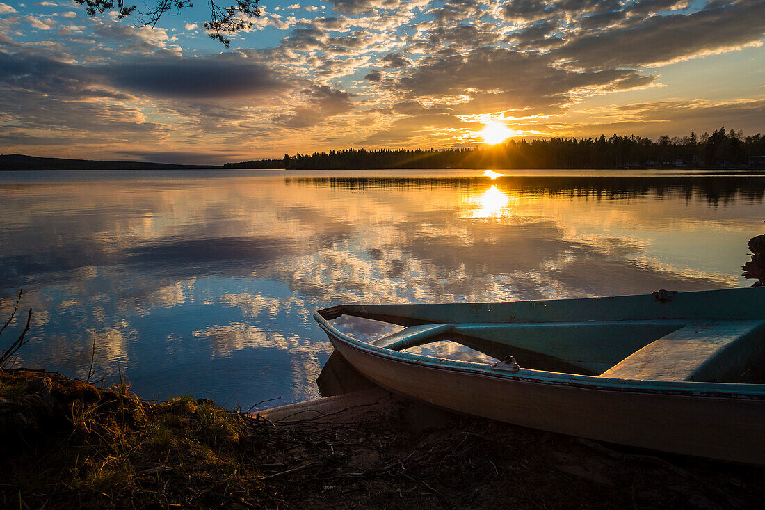 Ruderboot in der Mitternachtssonne,  Norvajärvi See, Rovaniemi, Finnland