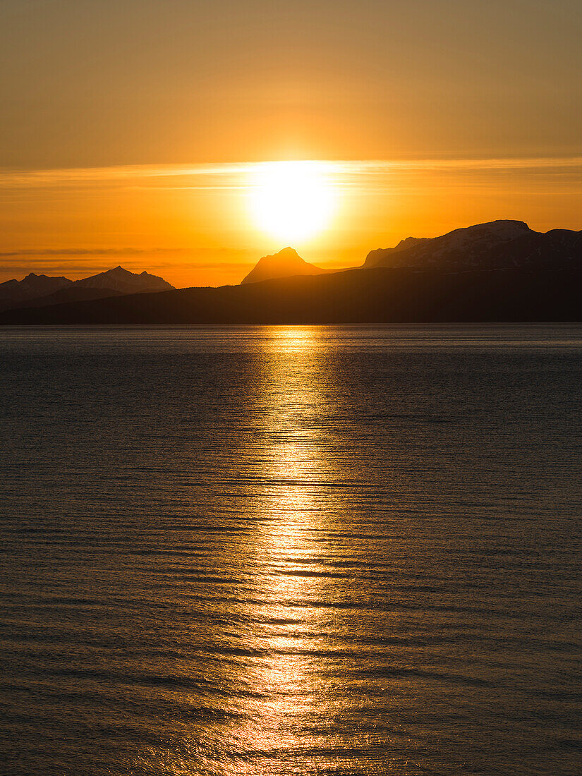 Tiefe Sonne bei Flakstadvag, Senja, Norwegen