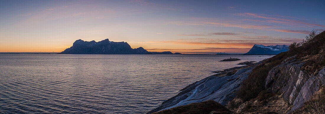 Mitternachtssonne and der Küste vor der Insel Fugloya, Nordland, Norwegen