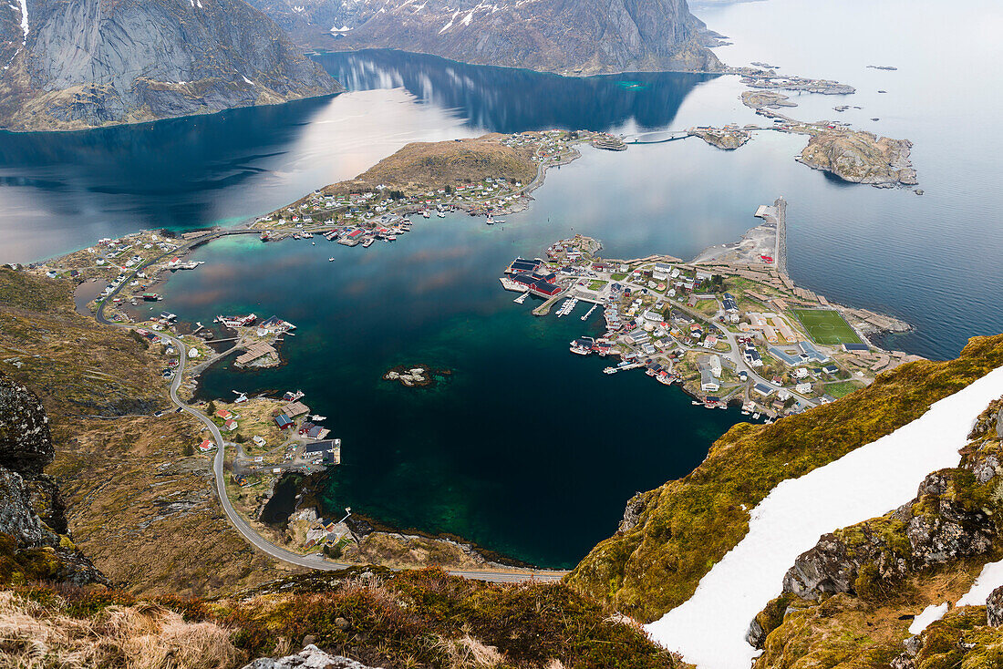 Reine und der Reine Fjord im Abendlicht, Lofoten, Norwegen