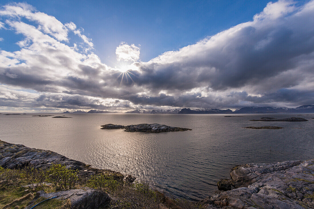 Blick von Henningsvaer gen Osten, Lofoten, Norwegen