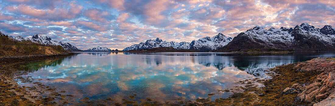 Wolkenstimmung am Raftsund, nördlich von Digermulen, Lofoten, Norwegen