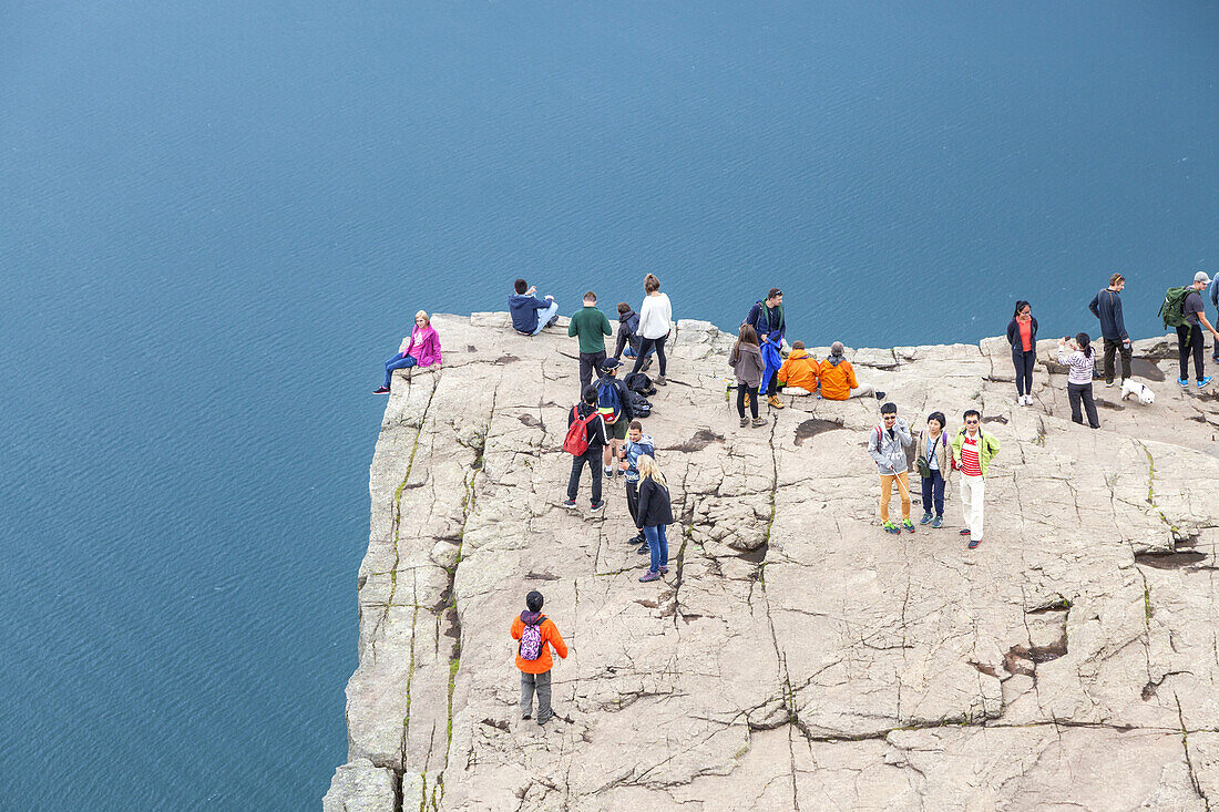 Blick auf den Preikestolen am Lysefjord, Jørpeland, Rogaland, Fjordnorwegen, Südnorwegen, Norwegen, Skandinavien, Nordeuropa, Europa