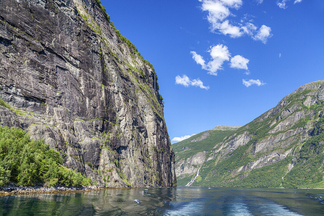 Bootstour im Geirangerfjord mit Blick auf Wasserfall Friaren, Geiranger, Møre og Romsdal, Fjordnorwegen, Südnorwegen, Norwegen, Skandinavien, Nordeuropa, Europa