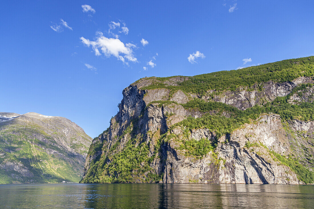Landschaft im Geirangerfjord, Geiranger, Møre og Romsdal, Fjordnorwegen, Südnorwegen, Norwegen, Skandinavien, Nordeuropa, Europa