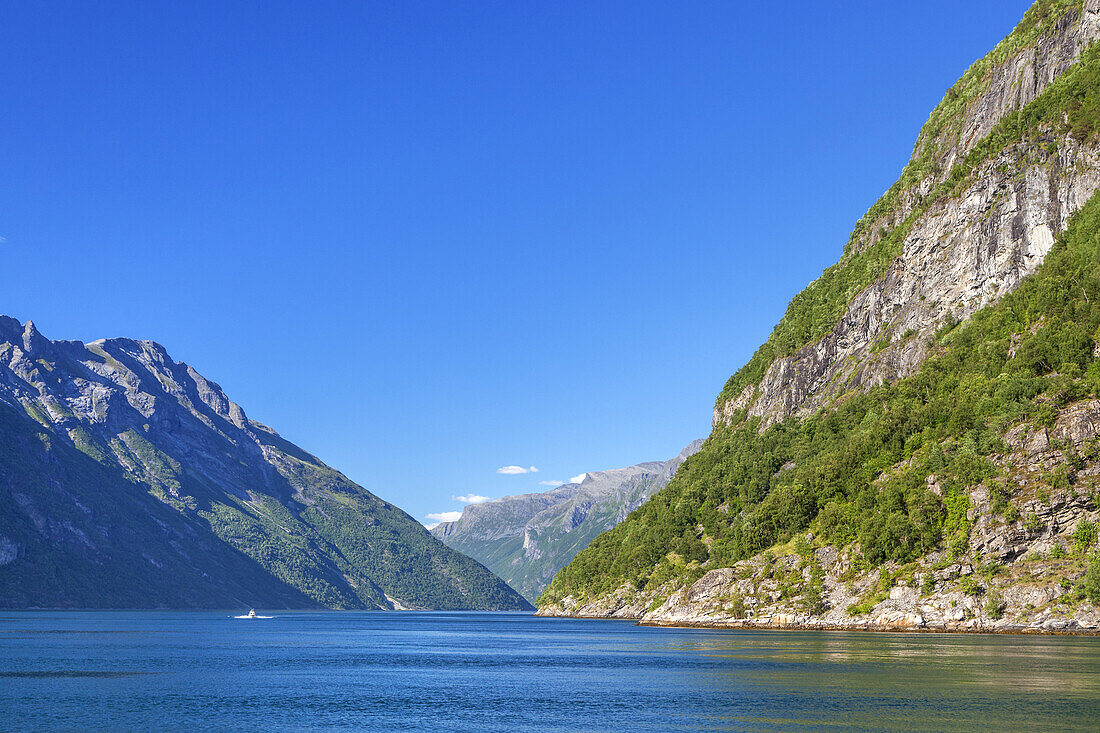 Landschaft im Geirangerfjord am Übergang zum Sunnylvsfjorden, Geiranger, Møre og Romsdal, Fjordnorwegen, Südnorwegen, Norwegen, Skandinavien, Nordeuropa, Europa