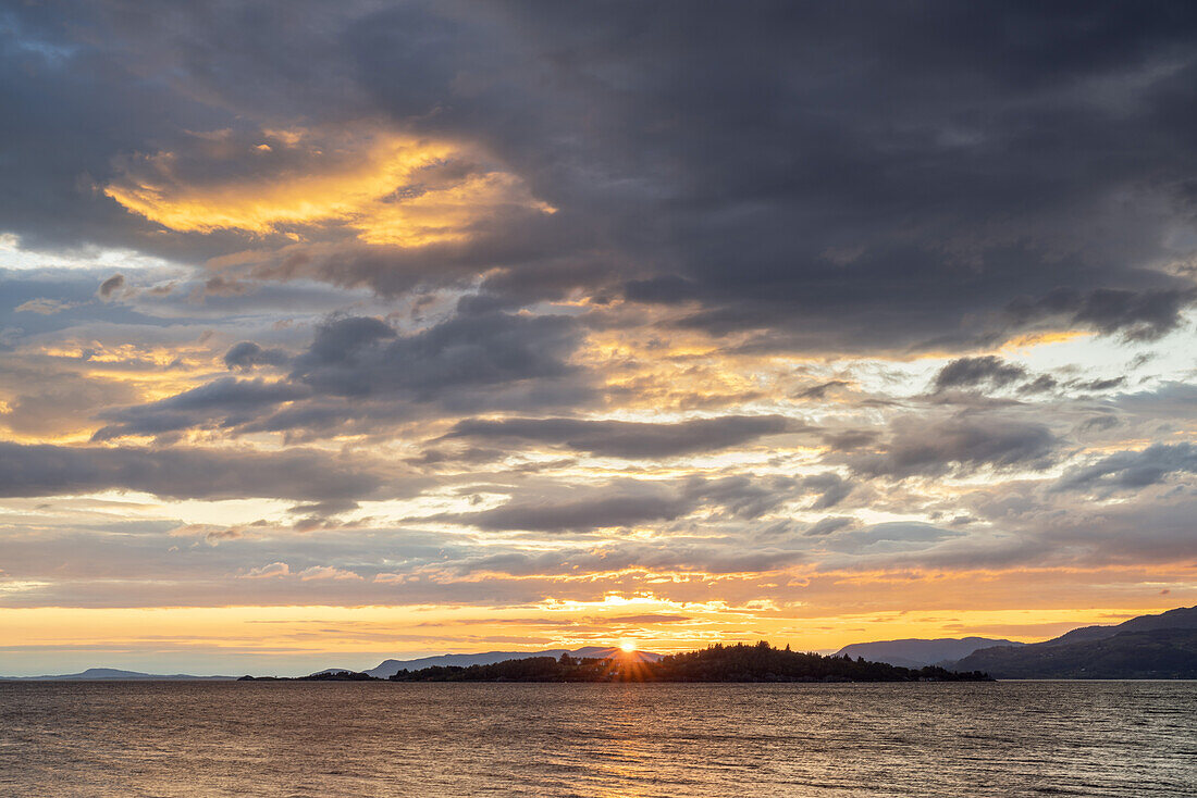 Sonnenuntergang am Boknafjorden, Jelsa, Suldal, Rogaland, Fjordnorwegen, Südnorwegen, Norwegen, Skandinavien, Nordeuropa, Europa