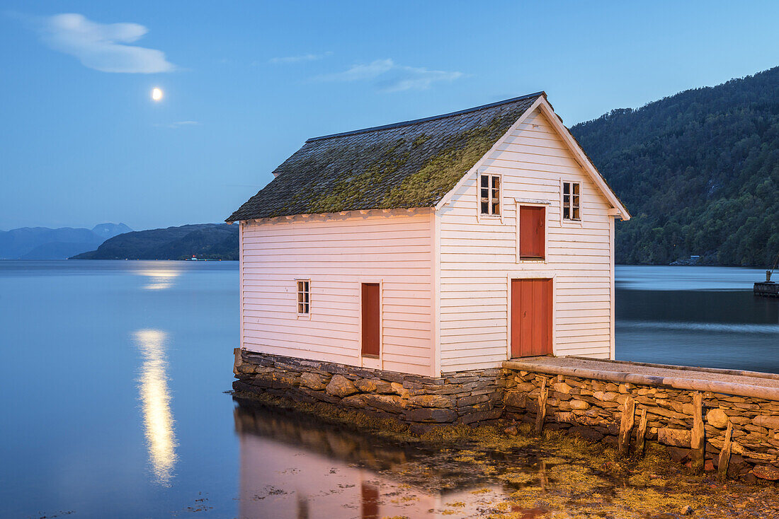 Bootshaus in Mundheim am Hardangerfjord, Hordaland, Fjordnorwegen, Südnorwegen, Norwegen, Skandinavien, Nordeuropa, Europa